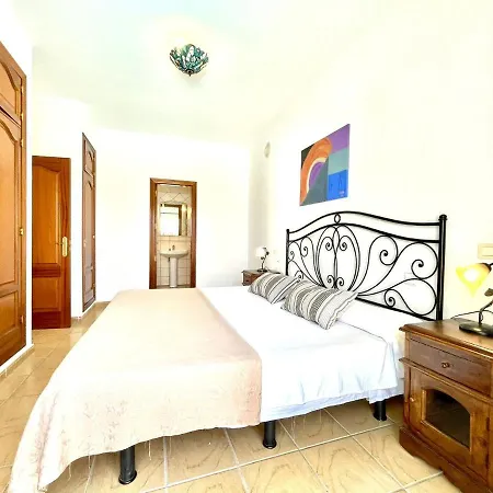 Villa Amplia Con Piscina Privada Y 2 Dormitorios,