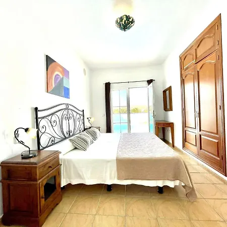 Amplia Con Piscina Privada Y 2 Dormitorios, Villa