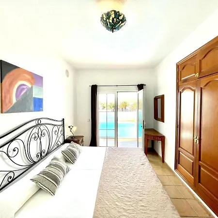 Amplia Con Piscina Privada Y 2 Dormitorios, Villa