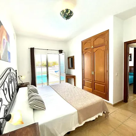 Amplia Con Piscina Privada Y 2 Dormitorios, *